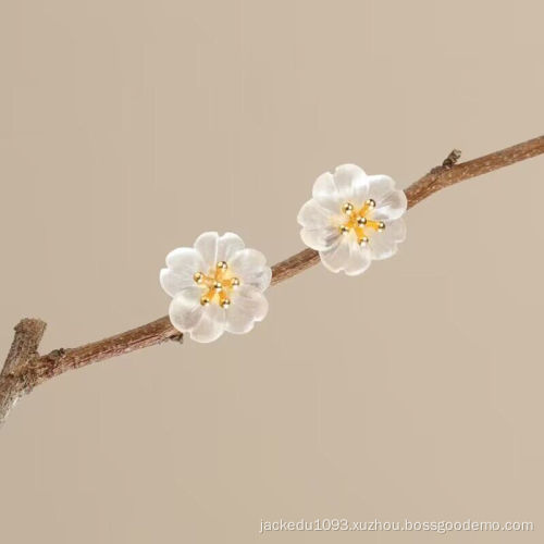 Mountain lotus leaf white crystal flower stud earrings